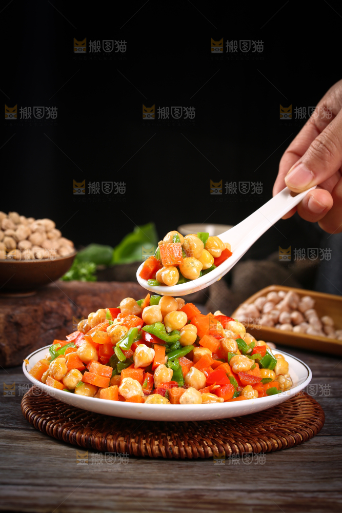 勺子里放着鹰嘴豆炒辣椒