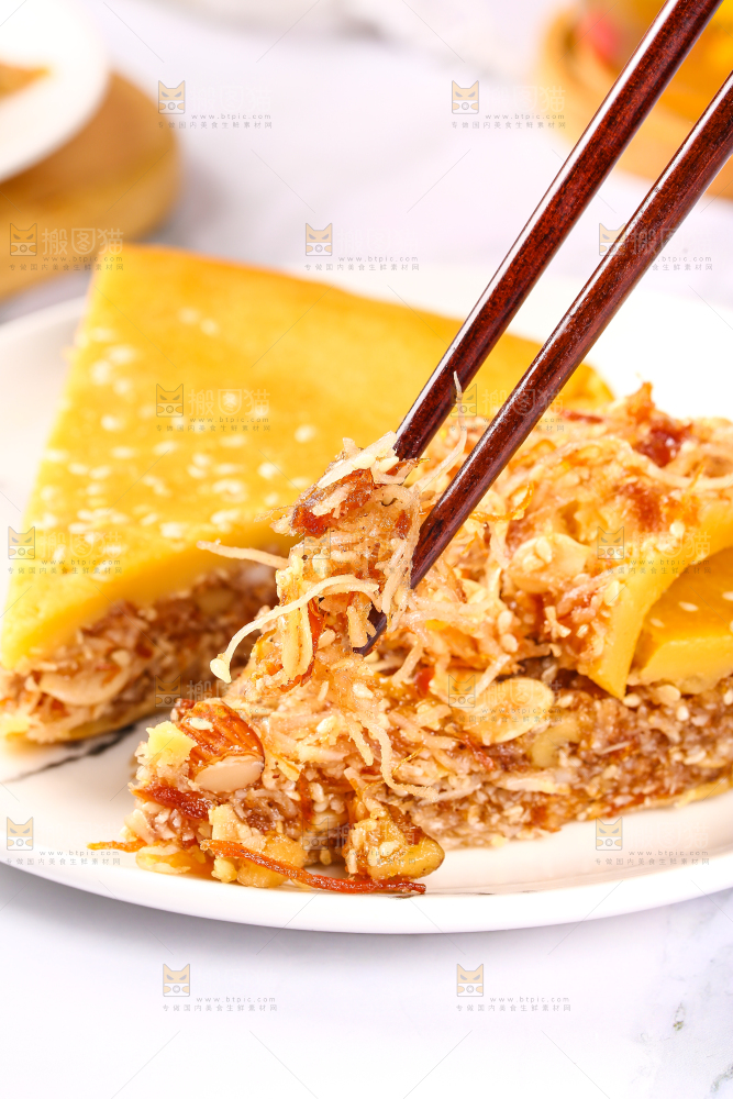 筷子上夹着五仁椰丝饼
