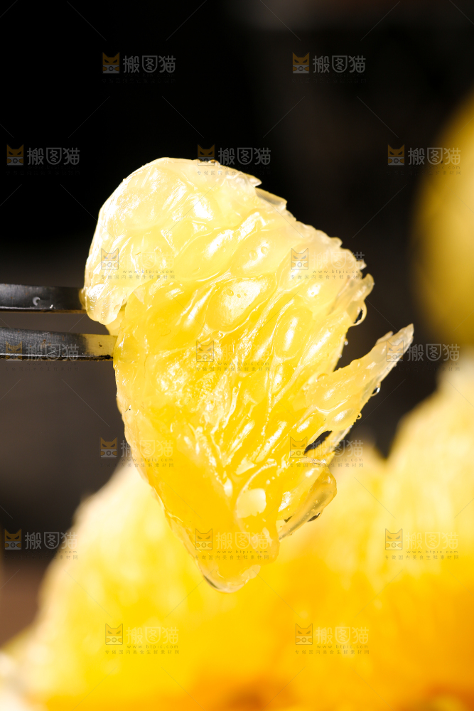 叉子上插着葡萄柚果肉