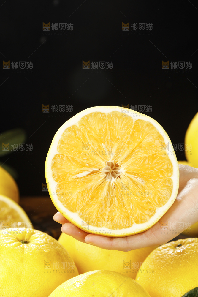 手里拿着切开的葡萄柚