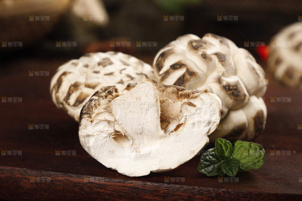 木底上放着东北椴木花菇