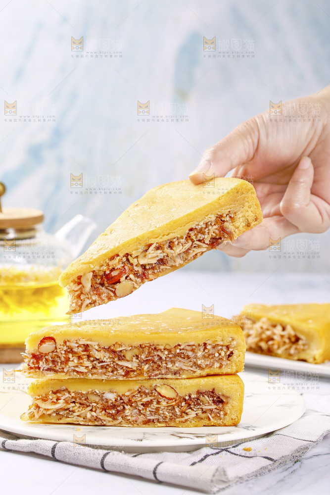 手里拿着果仁拖罗饼