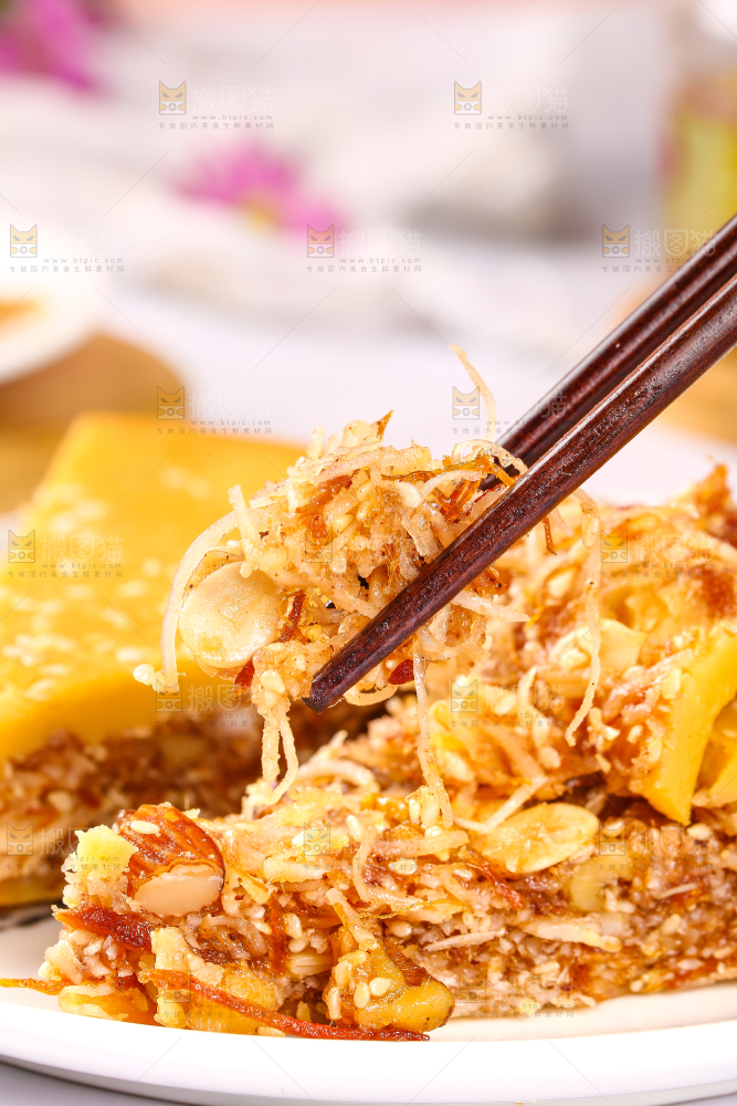 筷子上夹着五仁椰丝饼