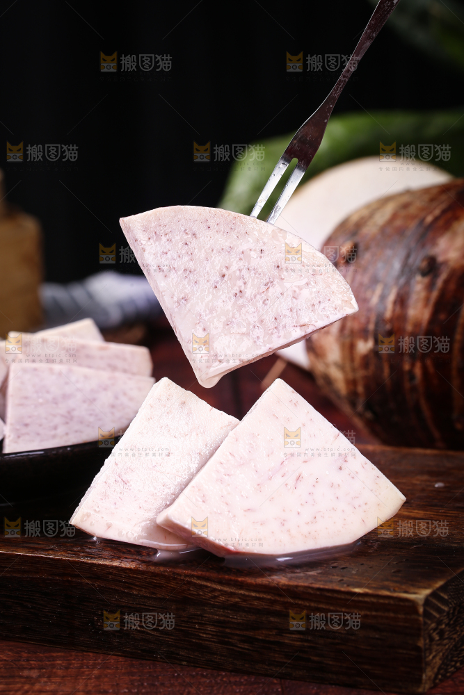 叉子上插着芋头果肉