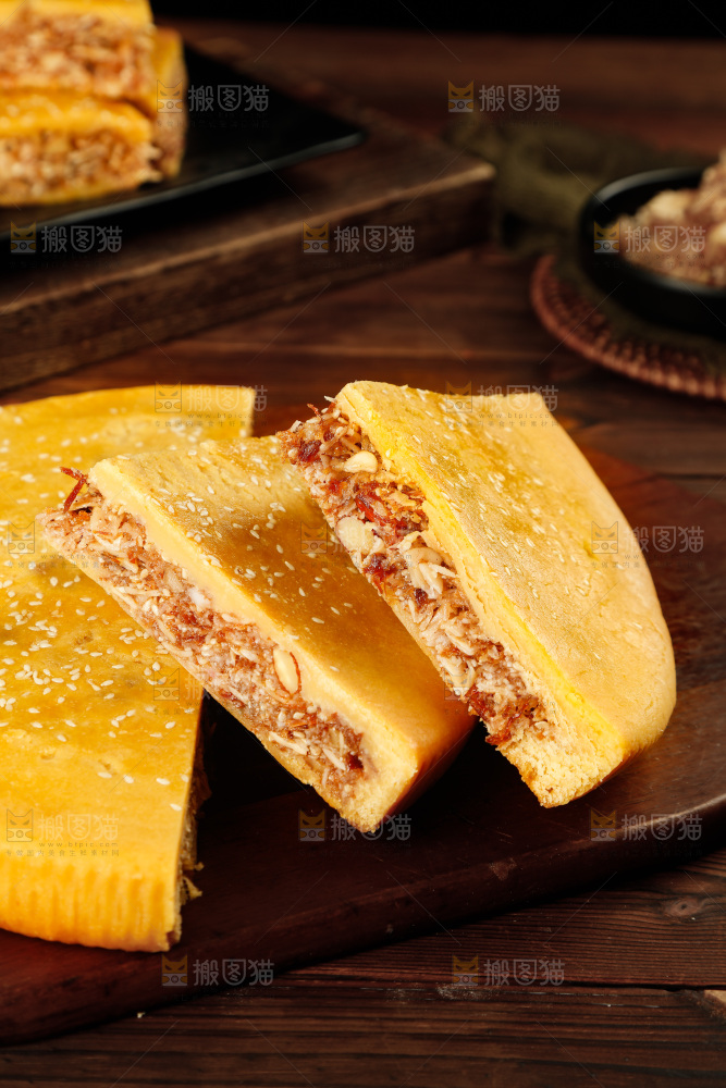 木板上放着切开的拖罗饼