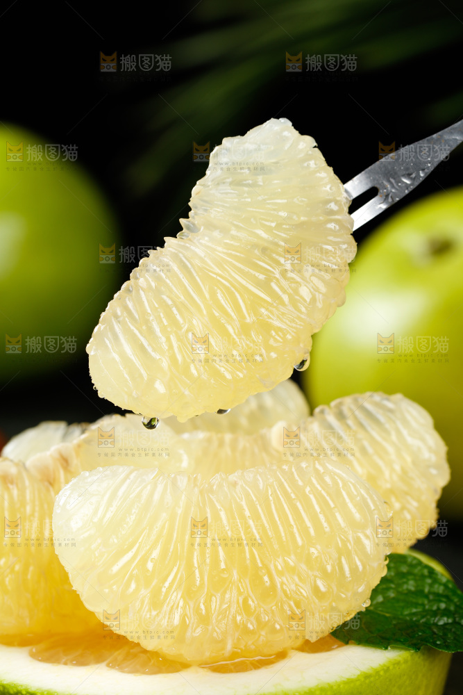 叉子上插着青柚果肉