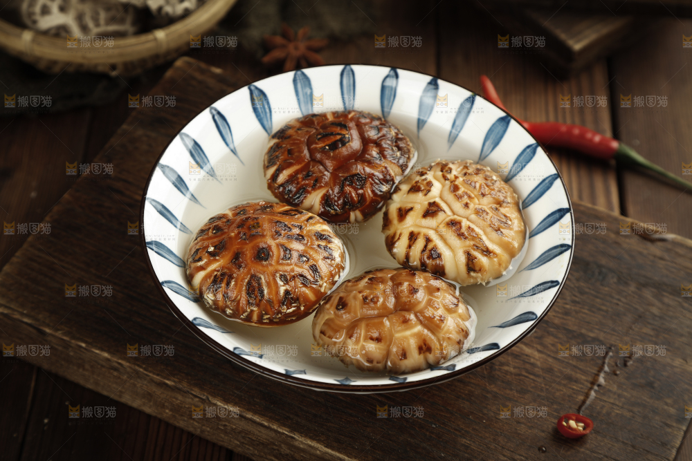 碗里装着泡发的花菇