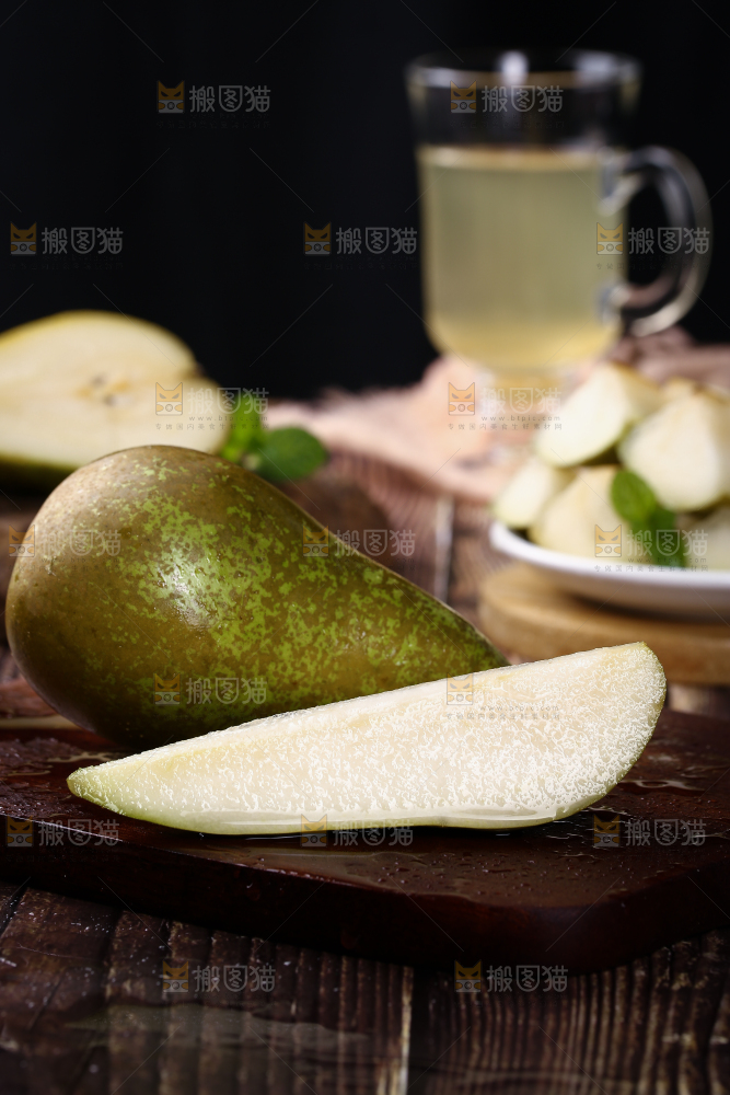 木板上放着青啤梨