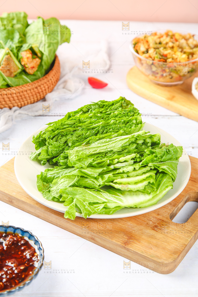 盘子里装着饭包叶