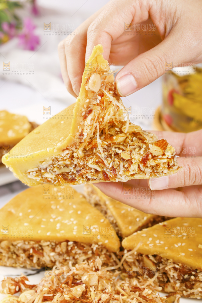 手里拿着椰丝饼