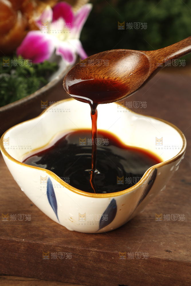 碟子里装着酱油