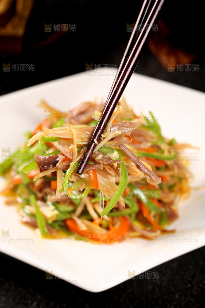 筷子上夹着香辣鸡肉丝