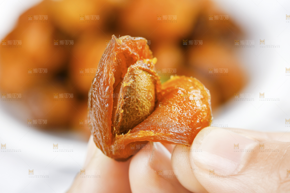 手里拿着新疆吊干杏脯