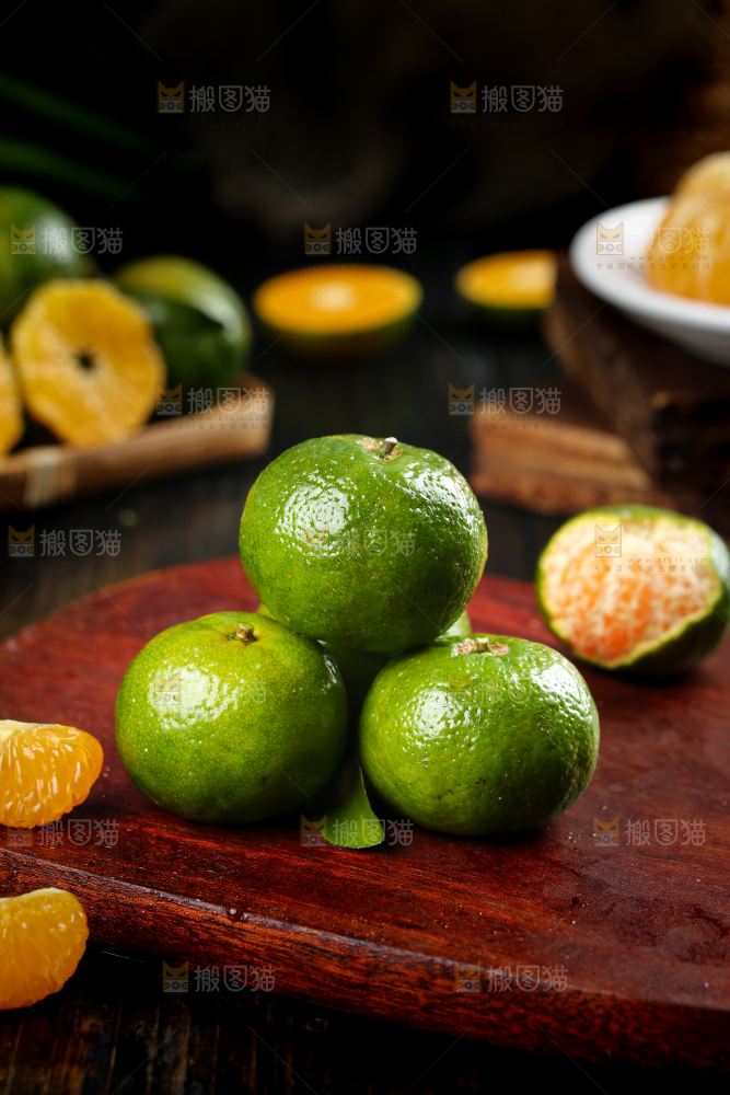 木板上放着广西清香蜜桔