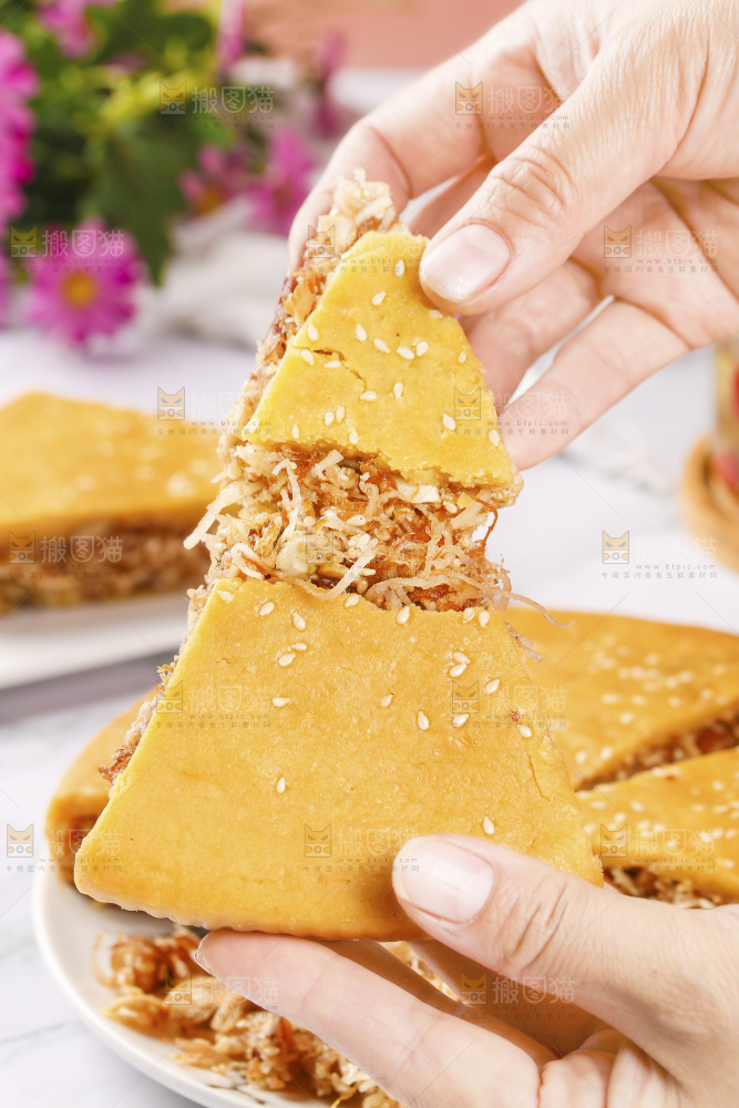 手里拿着五仁椰丝饼