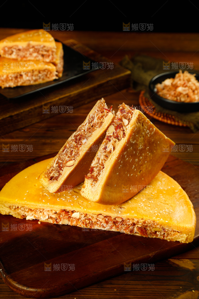 木板上放着切开的拖罗饼