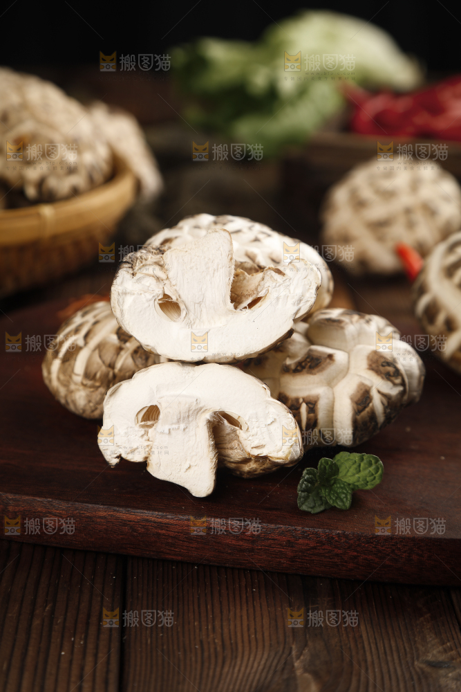 木底上放着东北椴木花菇