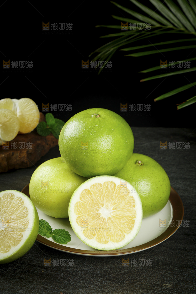盘子里装着青葡萄柚
