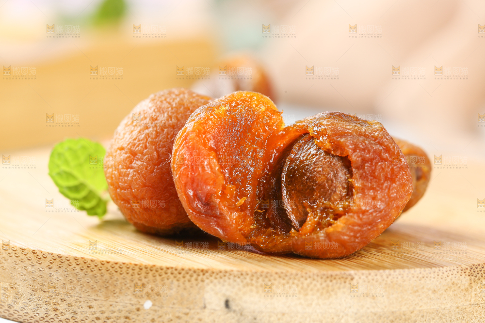 木板上的四团吊干杏