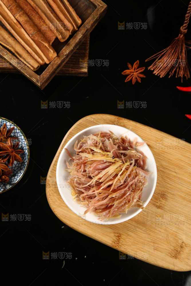 木板上放着一盘鸡肉丝