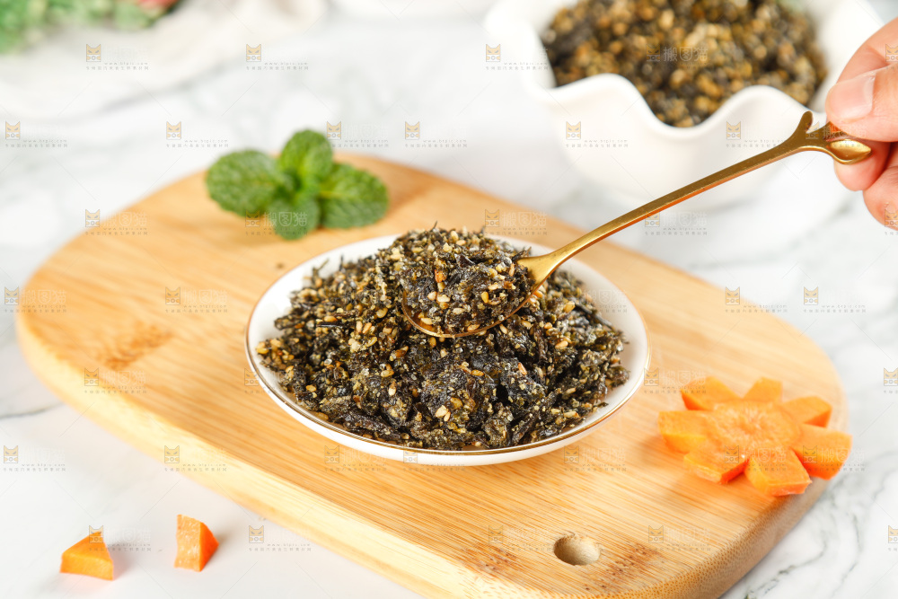 勺子里舀着芝麻海苔碎