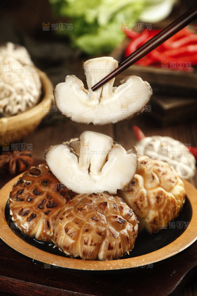 筷子上夹着花菇