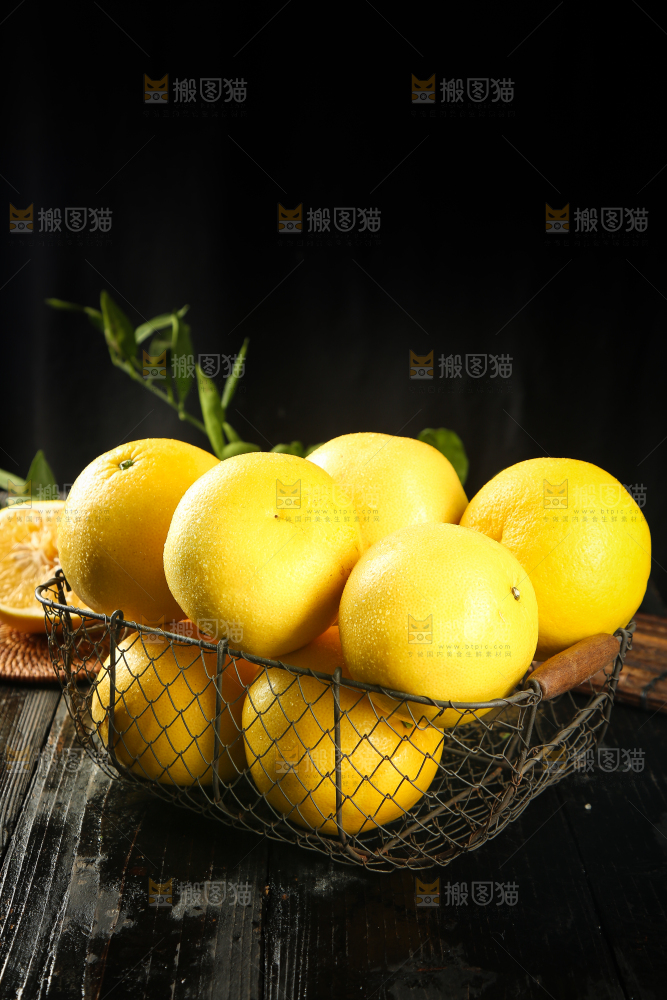 框子里的葡萄柚