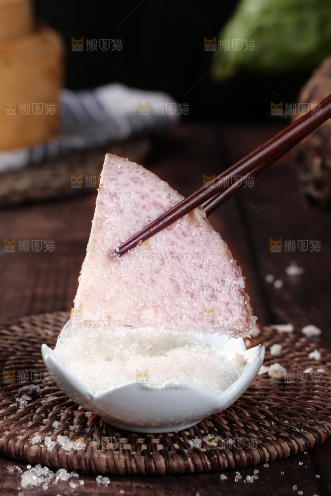 筷子夹着芋头蘸糖