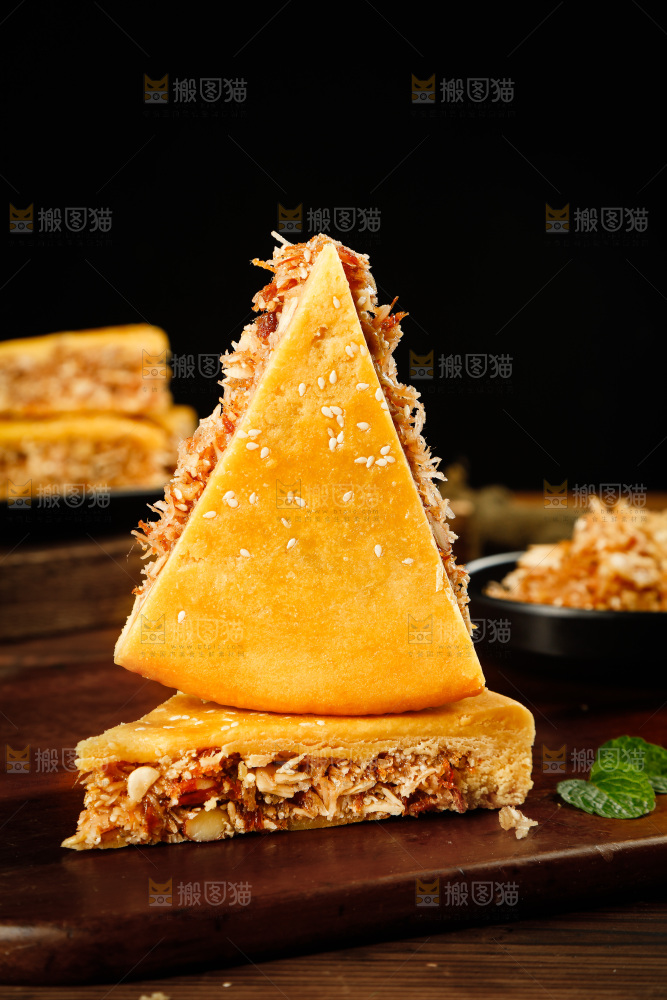 木板上放着切开的拖罗饼