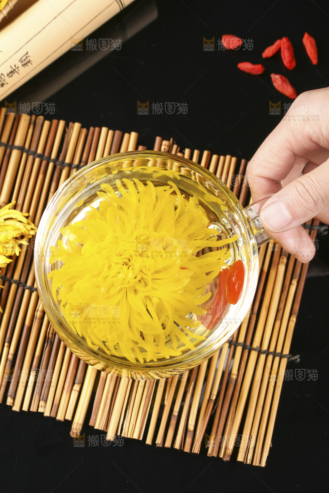 手里端着一杯金丝皇菊茶