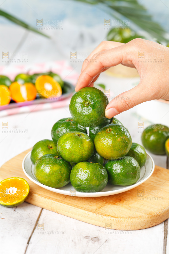 手里拿着清香茶橘