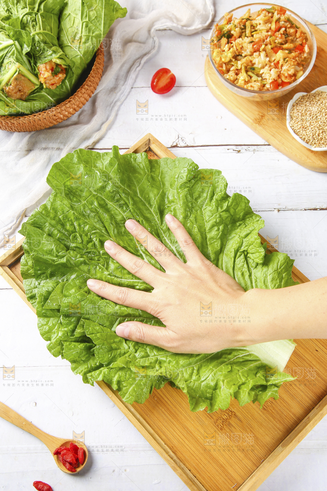 木盘里放着饭包叶