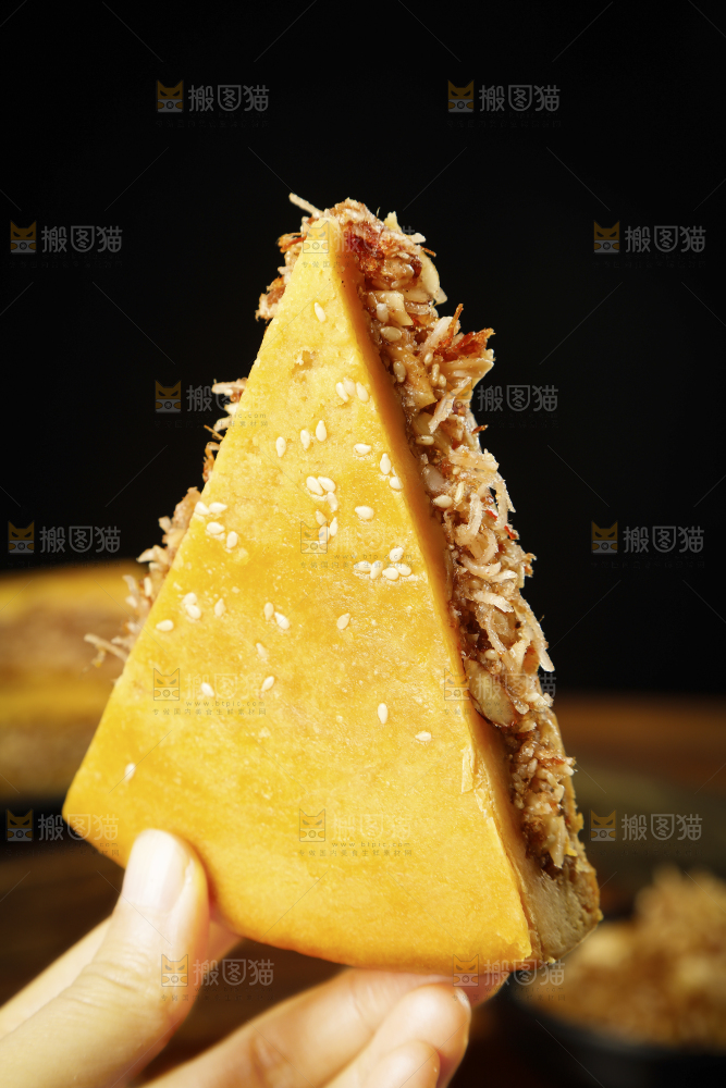 手里拿着五仁椰丝饼