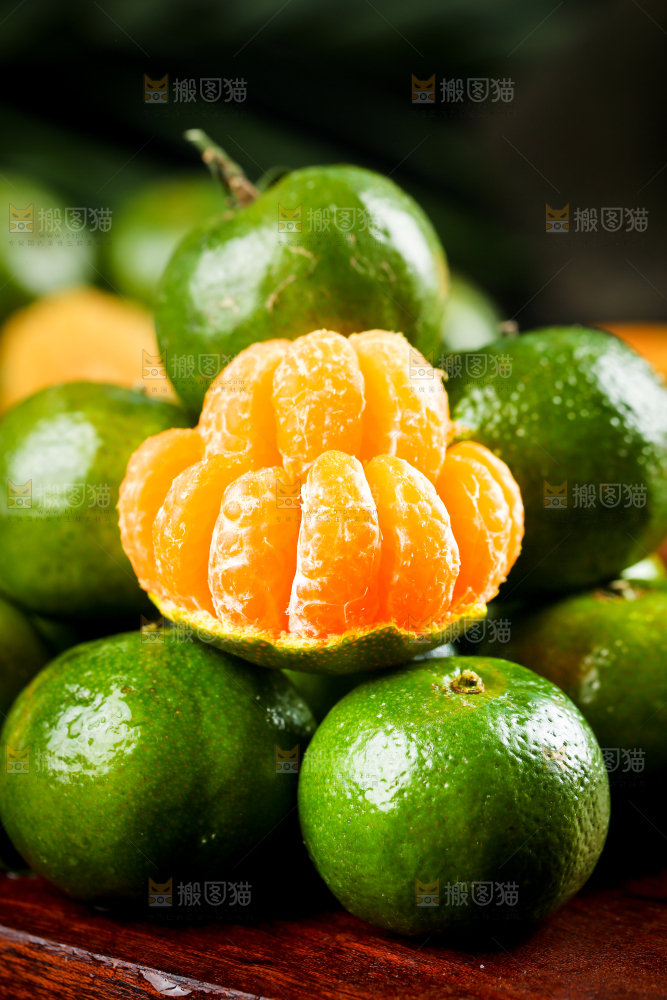 木板上放着一堆清香蜜桔