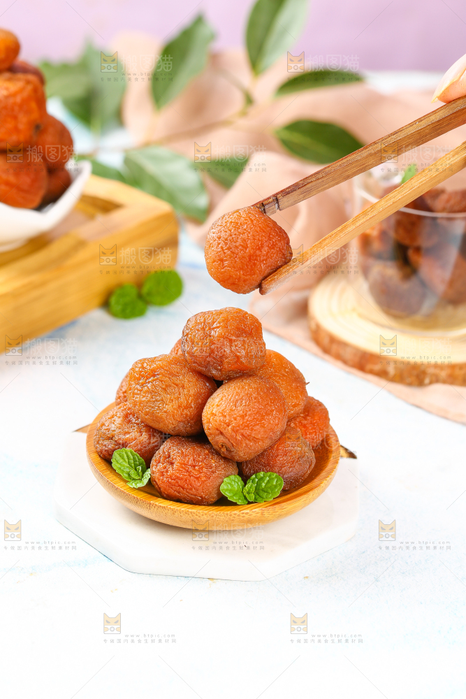 筷子上夹着吊干杏
