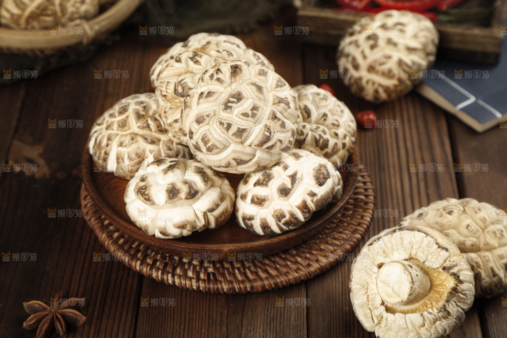 盘子里装着干花菇