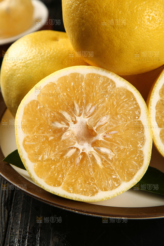 木板上放着黄金葡萄柚