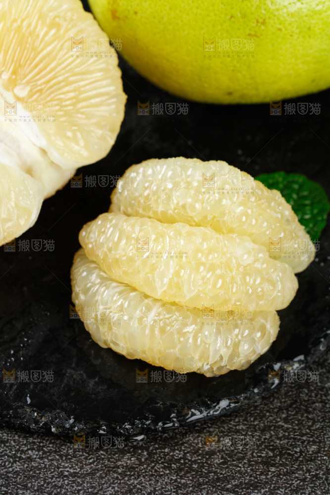 黑底上放着葡萄柚果肉
