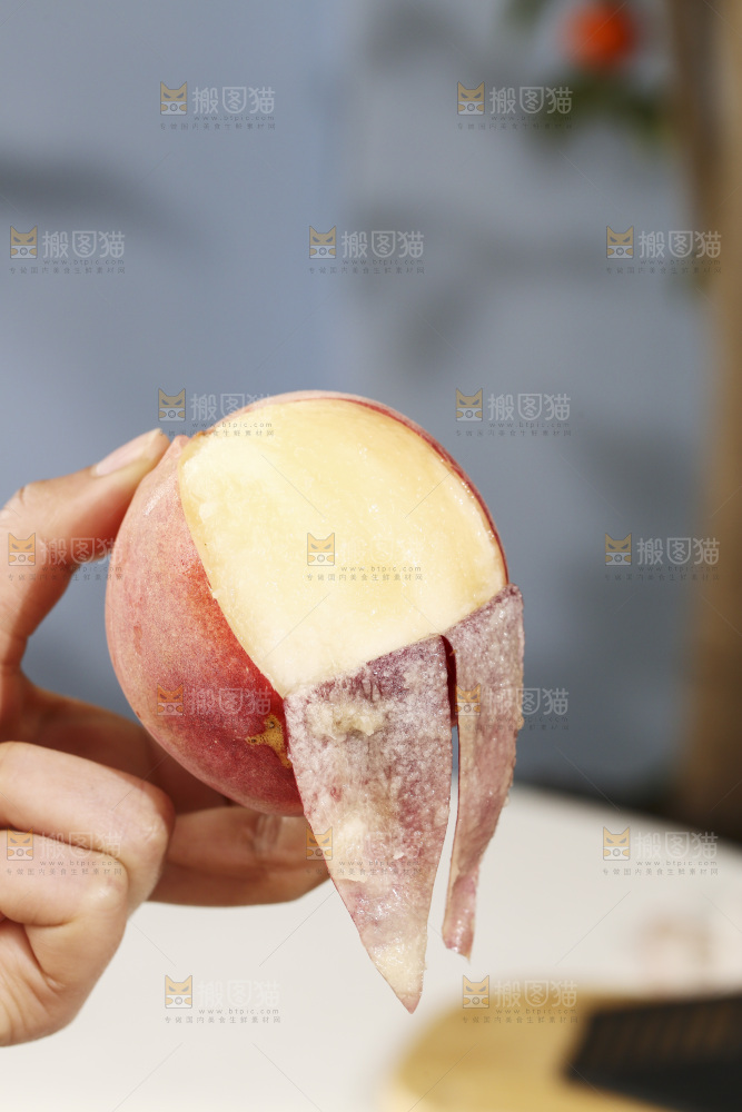 手里拿着阳山水蜜桃