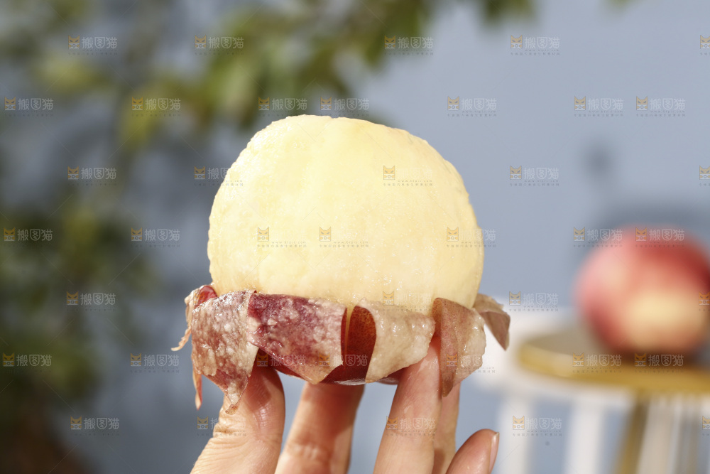 手里拿着阳山水蜜桃