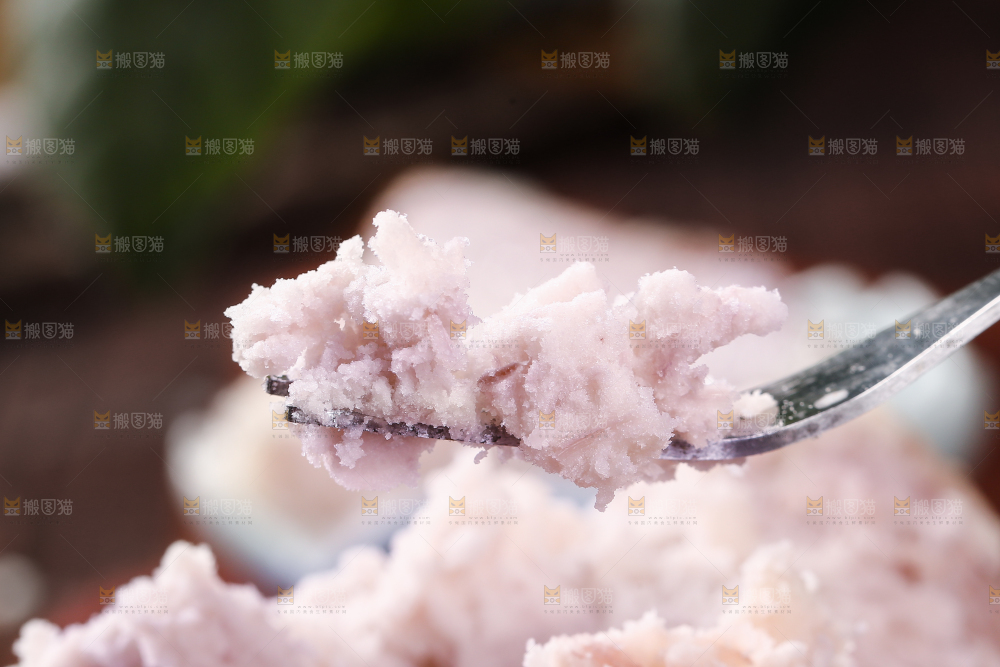 勺子上舀着芋头