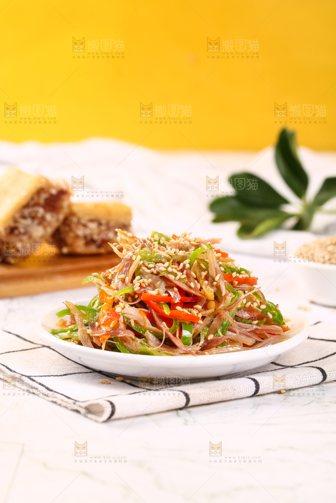 盘子里装着香辣鸡肉丝