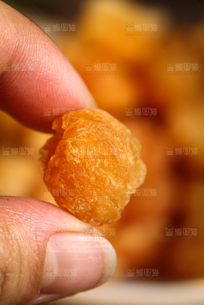 手里拿着桂圆果肉