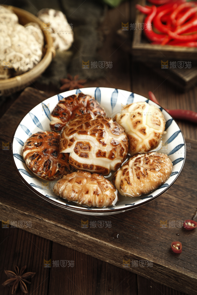碗里装着泡发的花菇