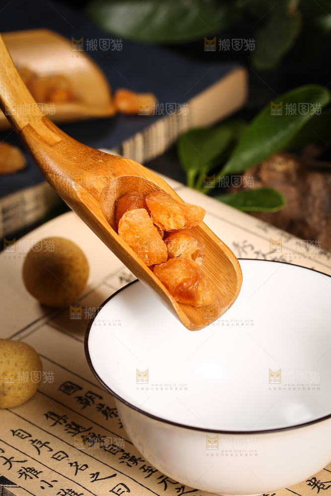 勺子里装着桂圆果肉