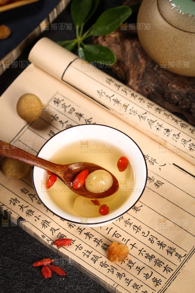 碗里装着桂圆枸杞茶