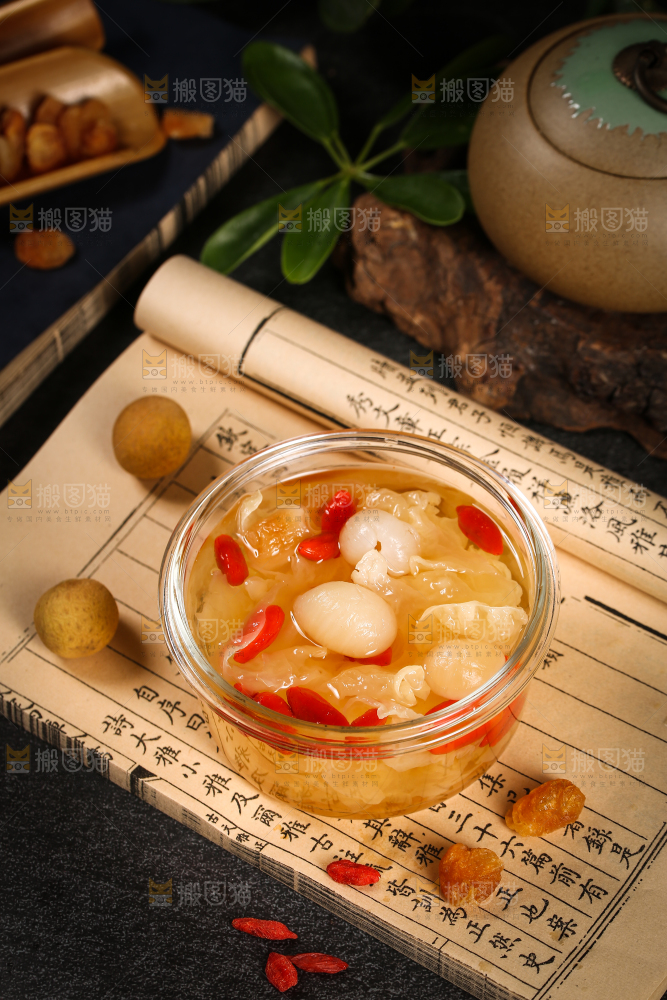 碗里装着桂圆银耳羹