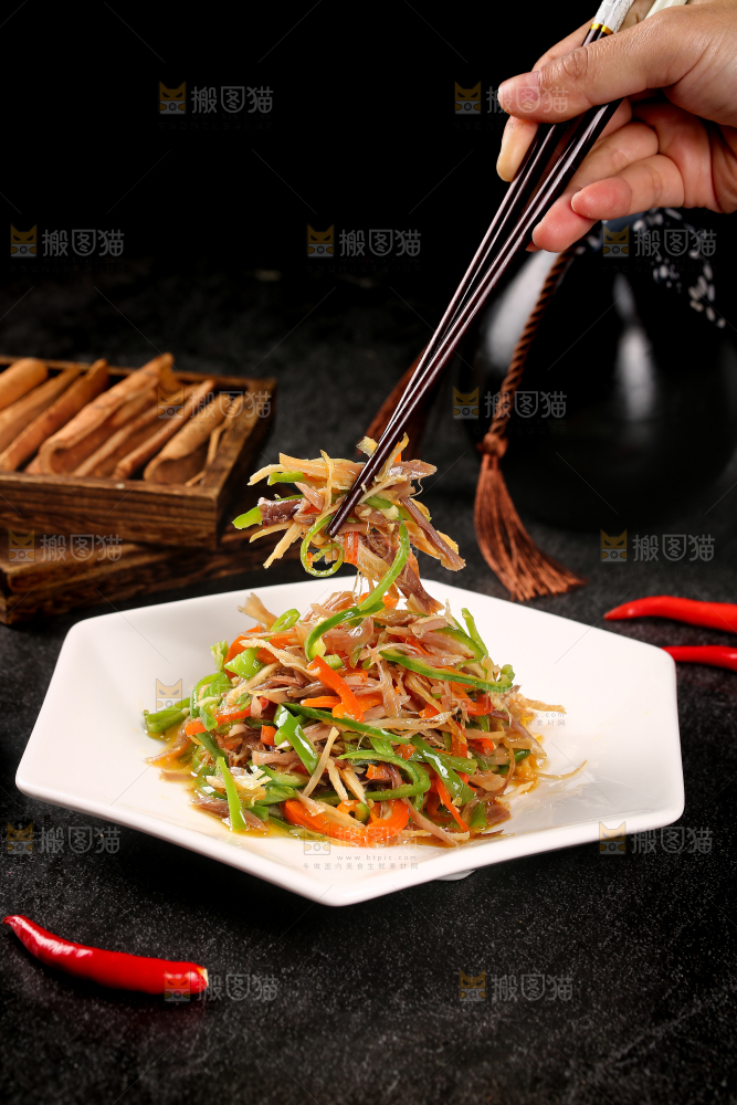盘子里装着香辣鸡肉丝
