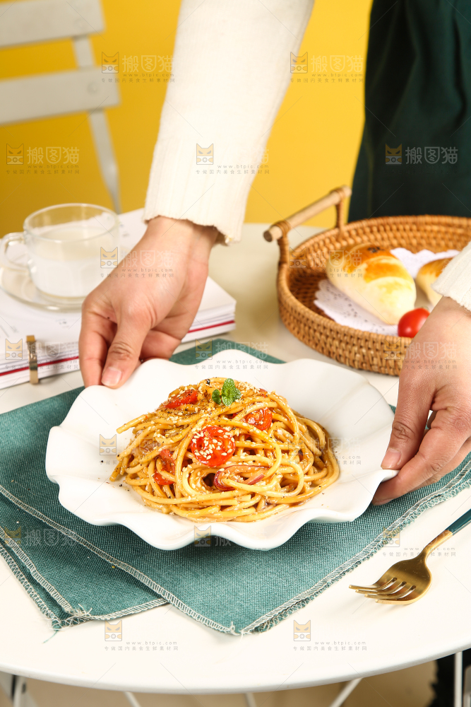 盘子里装着番茄意面