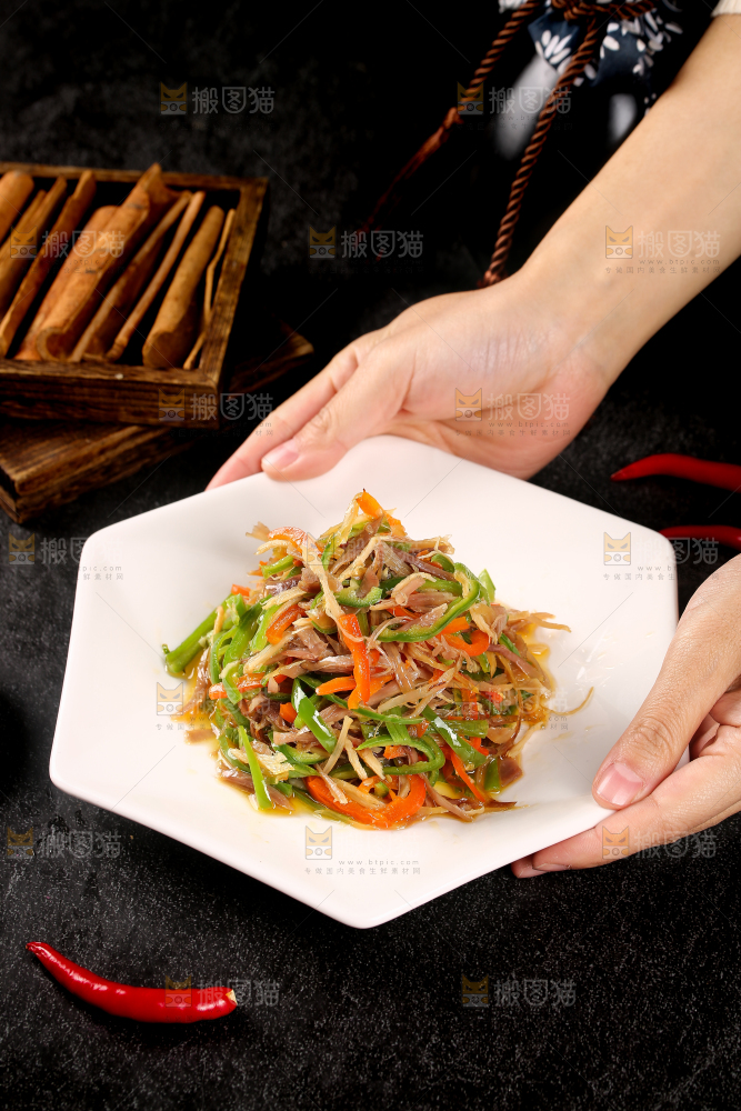手里端着一盘辣椒炒肉丝